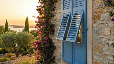 Volet battant alu niçois – projection sur façade provençale