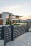 Portail aluminium contemporain sur mesure lames horizontales gris anthracite sur villa architecturale moderne