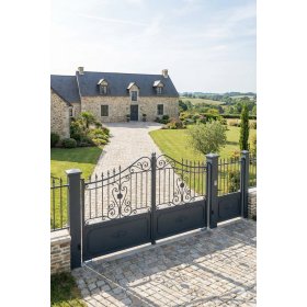 Portail et Clôture Aluminium Tradition Sur Mesure | Style Fer Forgé