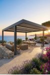 Carport aluminium sur mesure gris anthracite avec terrasse salon de jardin et vue mer au coucher du soleil