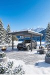Carport aluminium sur mesure double autoportant pour deux voitures devant chalet de montagne sous la neige