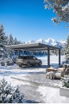 Carport aluminium sur mesure autoportant en montagne sous la neige avec chalet en bois et salon extérieur