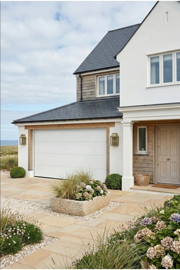 Porte de garage sectionnelle Master Premium blanche fermée – finition lisse sans nervures sur façade contemporaine