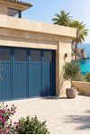 Porte de garage battante alu bleu 4 vantaux avec hublots vitrés - villa Côte d'Azur
