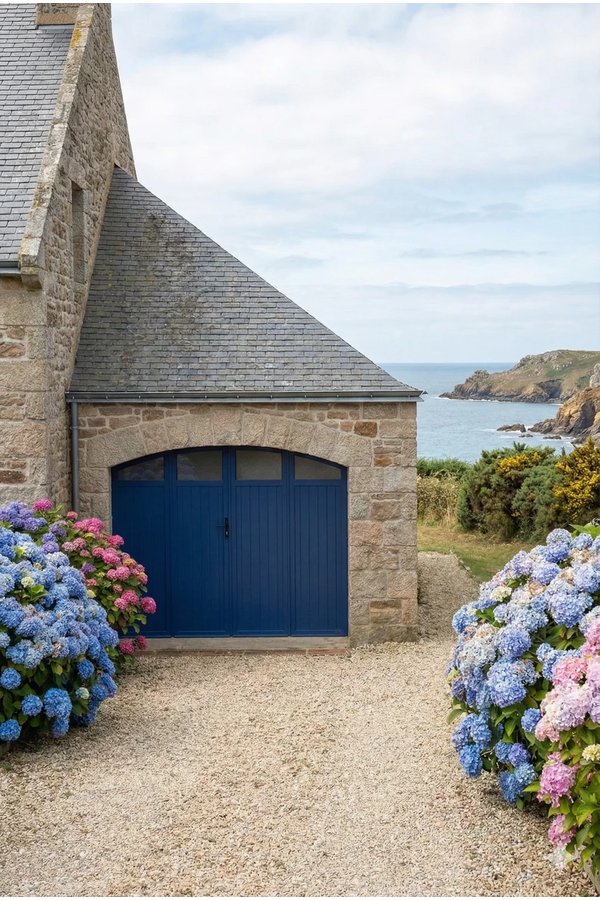 Porte de garage battante aluminium bleu marine cintrée hublots ronds - maison bretonne granite