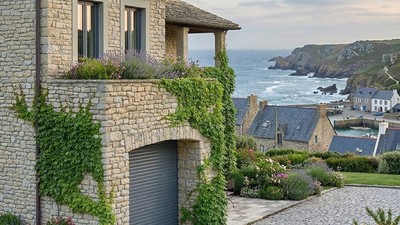 Porte de garage enroulable motorisée aluminium blanc - pavillon avec allée en Occitanie