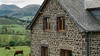Baie coulissante PVC translation sur mesure Aluplast - maison en pierre volcanique en Auvergne