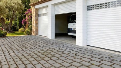 Porte de garage enroulable avec hublots aluminium noir sablé - villa en Corse