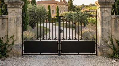 Portail acier travaillé style château fer forgé sur mesure