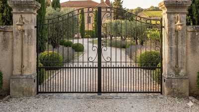 Portail acier travaillé ferronnerie tradition ajouré artisanal