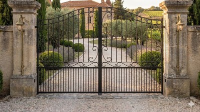 Portail acier travaillé style noble ajouré fer forgé