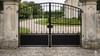 Portail acier travaillé style manoir fer forgé prestige
