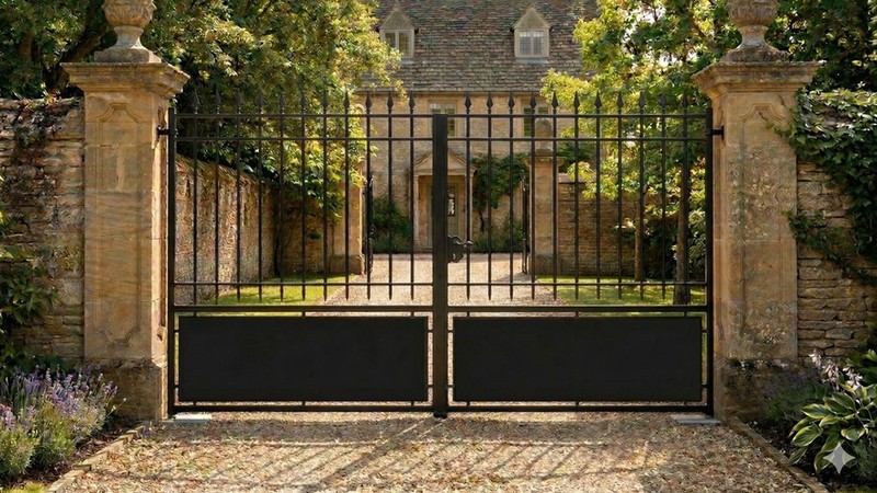 Portail acier droit semi-plein avec soubassement fer forgé