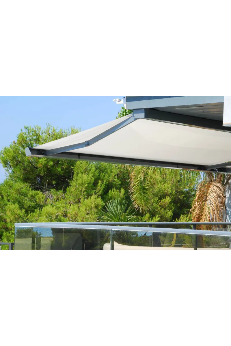 Store banne grande largeur sable - motorisation Somfy iO lambrequin