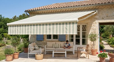 Store banne coffre compact toile rayée pastel - moteur Somfy radio iO inclus