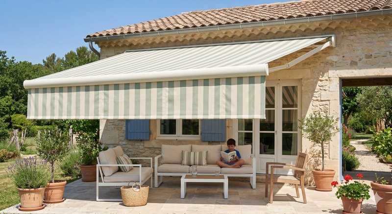 Store banne coffre compact toile rayée pastel - moteur Somfy radio iO inclus