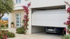 Porte de garage sectionnelle motorisée Somfy blanche ouverte panneaux lisses 40 mm