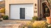 Porte garage sectionnelle blanche avec portillon anthracite contrasté — design contemporain