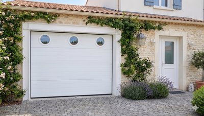 Porte garage sectionnelle avec hublot 2400×2000 - Rond, Carré ou Rectangulaire, Blanc ou Anthracite