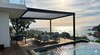 Pergola bioclimatique aluminium en bord de mer - salon de terrasse face à l'océan