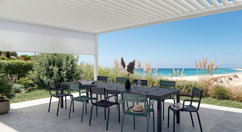 Pergola bioclimatique sur terrasse - repas en extérieur avec vue sur la mer