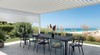 Pergola bioclimatique sur terrasse - repas en extérieur avec vue sur la mer