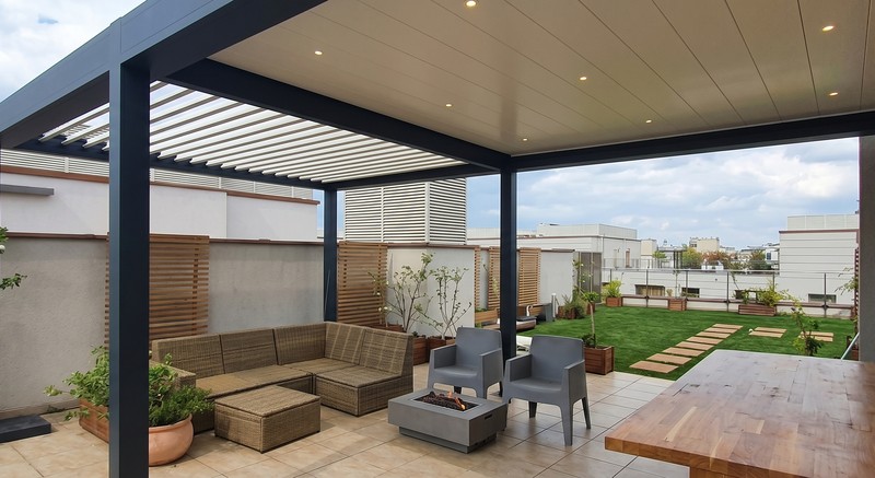 Pergola bioclimatique aluminium - salon de jardin avec éclairage LED en soirée