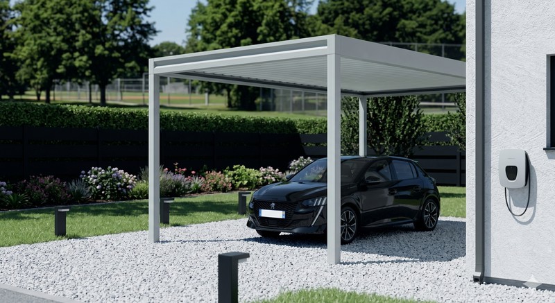 Carport aluminium autoporté sur mesure dans un jardin - borne de recharge véhicule