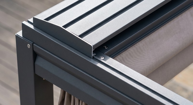 Détail du bandeau aluminium et de la toile rétractable d'une pergola sur mesure