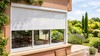 Store screen ZIP vertical extérieur blanc sur baie coulissante - toile screen micro-perforée anti-chaleur