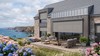 Store coffre vertical extérieur sur maison en bord de mer - protection solaire des fenêtres et baies vitrées