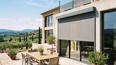 Store coffre vertical grandes dimensions sur grande baie vitrée - protection solaire jusqu'à 5 m de hauteur