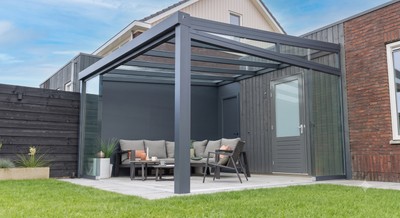 Pergola aluminium à toit fixe en verre avec parois vitrées - salon de terrasse abrité