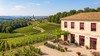 Volets roulants rénovation rouge RAL 3004 sur maison girondine au cœur du vignoble bordelais
