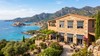 Volets roulants rénovation aluminium gris anthracite sur villa en pierre en Corse, baie de Calvi