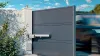 Moteur à vérin Ixengo 3S+ io installé sur portail battant aluminium — faible écoinçon