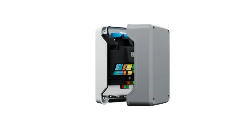 Armoire de commande 3S+ io ouverte avec couvercle — batterie de secours installée
