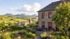 Volets roulants rénovation brun-rouge sur maison en pierre volcanique en Auvergne