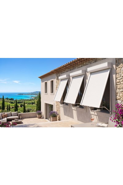 Volets roulants rénovation à projection blancs déployés sur mas en pierre face à la Méditerranée