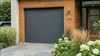 Porte de garage sectionnelle gris anthracite motif 1 ligne – portillon intégré possible sur toute la gamme