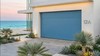 Porte de garage sectionnelle coloris RAL personnalisé – portillon intégré assorti à la couleur de la porte