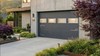 Porte de garage sectionnelle anthracite avec hublots – portillon et hublots cumulables