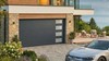 Porte de garage sectionnelle anthracite avec hublots vitrés latéraux – villa contemporaine