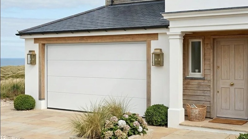 Porte de garage sectionnelle blanche finition lisse – hublots PVC blancs assortis