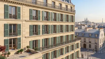 Volets battants bois persiennés verts sur une façade haussmannienne à Paris