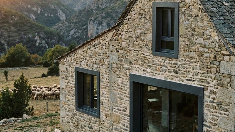 Porte-fenetre PVC 2 ouvrants sur mesure Aluplast - bergerie renovee dans les Causses