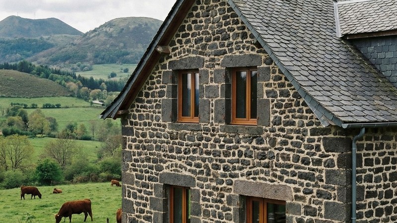 Porte-fenetre PVC 2 ouvrants sur mesure Aluplast - maison en pierre volcanique en Auvergne
