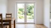 Porte-fenêtre PVC 2 ouvrants sur mesure – vue intérieure depuis la salle à manger