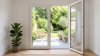 Porte-fenêtre PVC 2 ouvrants sur mesure – vue intérieure, un vantail ouvert sur le jardin