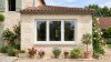 Fenêtre PVC 3 vantaux tout ouvrant sur mesure – vue extérieure, façade en pierre
